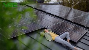 tấm pin mặt trời có gây nóng mái nhà không