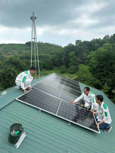 lắp dặt điện năng lượng mặt trời áp mái